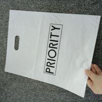 Sacs de shopping personnalisés avec nom de marque, logo imprimé sur mesure, sacs en plastique à poignée découpée pour emballage de vêtements de boutique