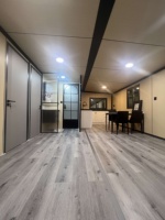 Maison conteneur préfabriquée modulaire à deux étages avec balcon et fenêtres en verre, villa préfabriquée portable