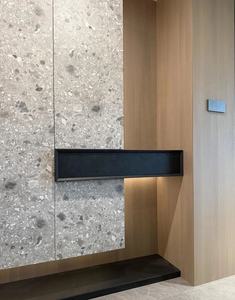 Paneles de Puerta con Textura de Piedra y Efecto Agua para <span class=keywords><strong>Entrada</strong></span> Personalizada, con Estantes Flotantes Negros e Iluminación Oculta - Product Image 5