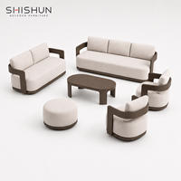 Ensemble de canapés d'extérieur confortables avec structure en aluminium moderne et luxueuse, avec table basse, pour projets d'hôtels, villas et patios