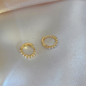 Boucles d'oreilles Huggie Hoop Minimalist Silver Needle18k Gold Plated Vintage Waterproof Pearl Hoop Earrings - Product Image 6