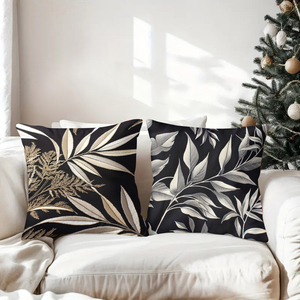 Élégantes coussinets décoratifs botaniques noirs et blancs pour une ambiance chaleureuse dans le salon, avec des chaussettes de Noël festives et des décorations en forme de bois de cerf. - Product Image 3