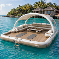 Plateforme aquatique gonflable commerciale avec dôme arqué, toit solaire, plancher en bois et sièges rembourrés pour projet de tourisme de luxe côtier