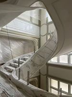 Escalier en colimaçon circulaire moderne de luxe en marbre pour villas et projets hôteliers, solution avec service d'installation sur site