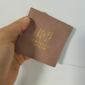 ถุงของขวัญไมโครไฟเบอร์สีงาช้างขนาด 8x8 ซม. พร้อมกระดุมแป๊ก พิมพ์โลโก้ได้  พร้อมแผ่นรองใส่เครื่องประดับขนาด 8x8 ซม. สำหรับนำเสนอสินค้าหรูหราของคุณ - Product Image 4