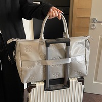 Bolsa de Viaje de PU con Diseño de Trébol de 4 Hojas en Relieve Personalizado, con Compartimento para Trolley, Separación entre Seco y Húmedo, Múltiples Bolsillos, 3 Colores, Ligera, para Fin de Semana