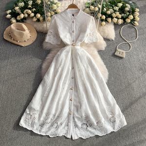 Abito Estivo da Donna con Colletto Alto Traforato in Pizzo, Monopetto, Vita Stretta e Gonna Lunga a Campana - Product Image 2