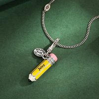 Pendentif Crayon Jaune 3D Exquis Minone avec Émail et Strass, Plaqué Or 18K sur Laiton, Accessoire Élégant pour Homme, Collier