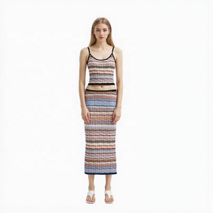 Ensemble deux pièces jupe et camisole en tricot rayé rétro multicolore, court et moulant, style Y2K, tenue décontractée pour les vacances - Product Image 1