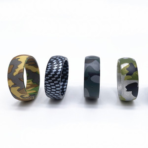 Cincin Kawin Silikon Unisex Motif Kamuflase Kotak-kotak Desain Cetak, Lembut, Gaya Pribadi untuk Pria, Laris Manis - Product Image 1