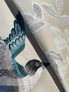 Murale murale brodée à la main personnalisée avec des oiseaux et des fleurs, artisanat traditionnel chinois, revêtement mural texturé pour la décoration murale de maisons de luxe - Product Image 2