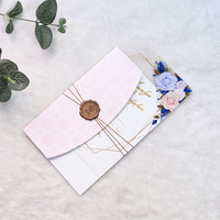 Suite d'invitations de mariage personnalisées en acrylique floral avec pochettes à motif dentelle, sceau de cire et cordon doré pour la papeterie de réception de mariage