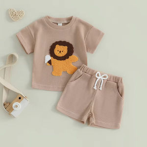 Ensemble d'été pour garçon : Haut à manches courtes col rond brodé lion et <span class=keywords><strong>short</strong></span> à taille élastique - Product Image 1