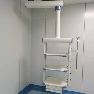 Torre colgante eléctrica para quirófano con estantes y soporte para suero para uso quirúrgico - Product Image 1
