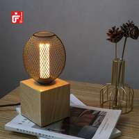 Lampe de table à base de bois nordique LED lampe de bureau minimaliste Cube lampe de nuit en bois lampe de lecture