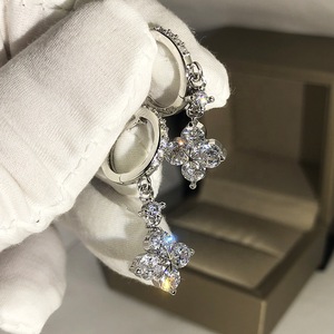 Orecchini Pendenti Eleganti in Oro Bianco con Fiore, Argento 925, Incastonatura a Griffe con Diamanti, Gioielli di Lusso da Sposa per Donna - Product Image 3