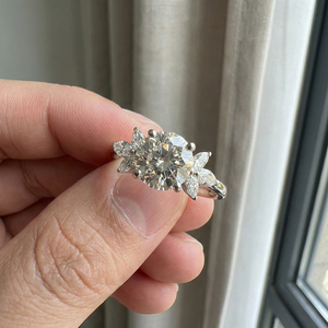 Anillo de Platino con Diamantes Modernos para Mujer, Joyería Fina con Acento de Piedra Brillante y Banda de Platino, para Regalo Nupcial o Uso Diario - Product Image 5