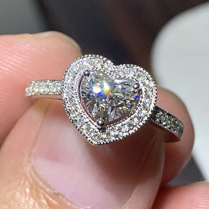 Anello di cristallo a forma di cuore per donna, elegante, romantico, alla moda, accessorio regalo per feste e uso quotidiano - Product Image 1