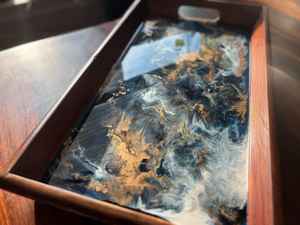 Bandeja de Madera con Acabado de Resina Artística que Combina Funcionalidad y Atractivo Estético, Ideal para Entretener Invitados - Product Image 6