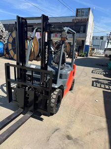 Carrello Elevatore Diesel Usato con Montante a Due Stadi, <span class=keywords><strong>Dimensioni</strong></span> Forche 1220x125, Interasse 1750mm, Raggio di Sterzata 2170mm, Traslatore Laterale Idraulico - Product Image 3