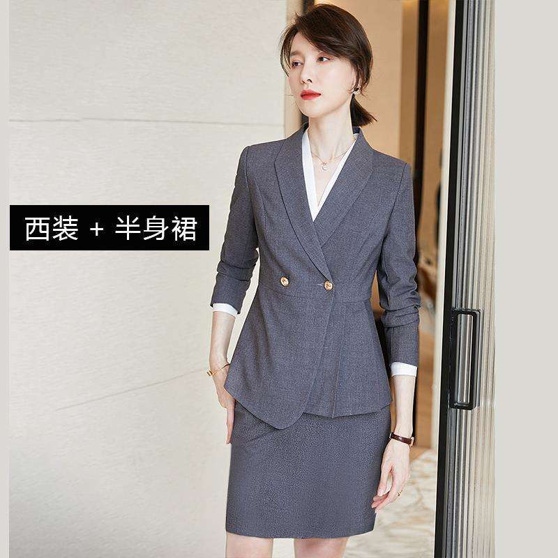 Gris (jupe de costume à manches longues)