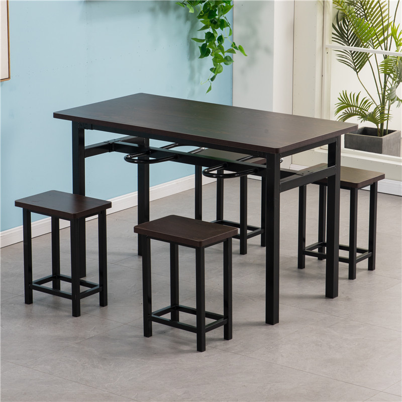 Mesa de nogal negro con 4 taburetes.