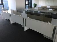 Bureau de travail moderne, table de travail simple, bureau d'ordinateur pour la maison, l'école, l'hôtel, les gestionnaires et le personnel