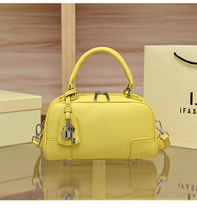 Bolso de Mensajero Tipo Trapeze de Piel Sintética Blanca para Mujer, con Dos Correas, Decoración de Remaches, Cierre de Cremallera, Impermeable, Duradero y de Lujo - Product Image 2