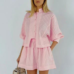 Set da donna Casual firmato camicia Jacquard con bottoni a righe e pantaloncini a vita alta Set estivo in cotone due pezzi - Product Image 1