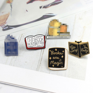 Venta caliente de comercio exterior, broche de <span class=keywords><strong>solo</strong></span> una página más, libro mágico de Witcher, diseño de gota de aceite, Metal Animal para chaqueta vaquera de aniversario - Product Image 4