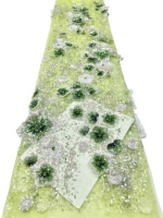 Tissu en dentelle brodée de perles et de paillettes vert émeraude 100% polyester à motif floral élégant et luxueux pour robes de soirée et vêtements