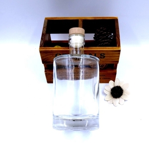 LLG Emballage de vodka fantaisie au design personnalisé 500ml 16oz Bouteille de gin en verre vide avec dessus en bois - Product Image 2