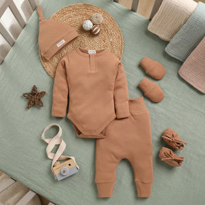 Ensembles de vêtements pour bébé en bambou biologique de qualité supérieure, lot de 5 avec bonnet, couleur camel, pour berceau et couches, fabriqués en Inde - Product Image 3