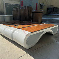 Bancs de patio extérieurs en fibre de verre avec assise en lattes de bois, mobilier urbain personnalisé, approvisionnement en gros pour projets de aménagement paysager de centres commerciaux, parcs et cours
