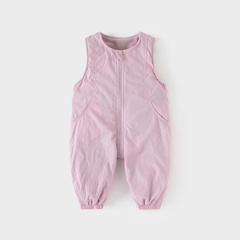 Pantalones de escalada con tirantes morados anti-suciedad.