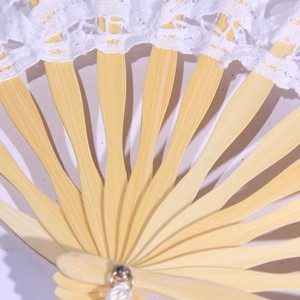 Abanico Plegable de Bambú de 27 cm con Encaje Blanco para Regalos Promocionales y Empresariales, Venta al Por Mayor - Product Image 6