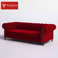 Canapé trois places en velours rouge style rétro américain, design antique français, pour salon de maison individuelle, petit format