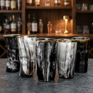Verre à shot authentique médiéval viking personnalisé en corne de buffle et de bœuf naturelle polie avec base en bois sculptée - Product Image 1