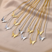 Colgante de mariposa chapado en oro de 18 quilates de acero inoxidable personalizado, collar con nombre inicial para mujer, joyería personalizada, regalo de Navidad