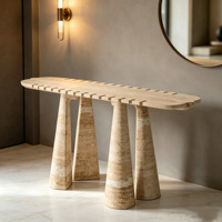 Table console en marbre travertin beige, plateau allongé de forme planche de surf, bord dentelé, quatre pieds coniques effilés, table d'entrée