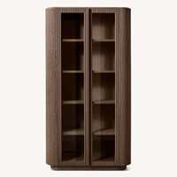 Armoire de rangement haute en bois cannelé vertical de style Mid-Century avec vitrine en verre transparent et porte en verre courbé en chêne massif