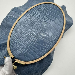 Cuir PU gaufré effet crocodile brillant avec texture contrôlée pour la production de chaussures et de sacs à main - Product Image 2