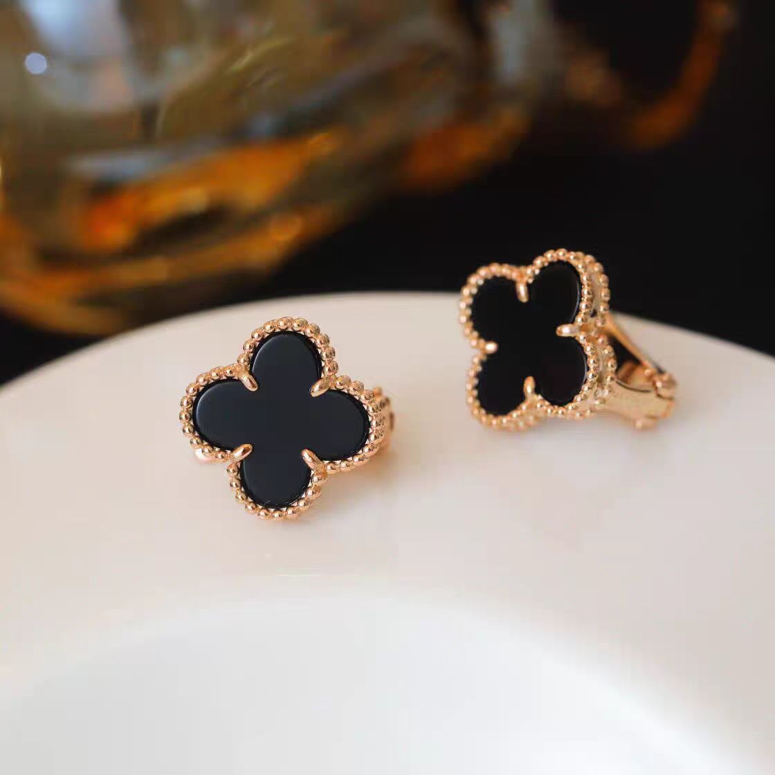 Clip noir en or rose