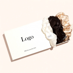<span class=keywords><strong>Set</strong></span> di Scrunchies Personalizzati di Lusso in Seta di Gelso Ricamati, Elastici per Capelli da 4cm e 3.5cm, con Scatola e Logo - Product Image 1