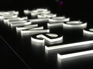 Letrero de Canal de Letras en Acrílico Grabado en Relieve con LED y Tiras LED para Aplicaciones Automotrices, Instalación Personalizada, Montaje con Pernos para Empresas - Product Image 6