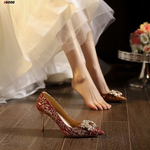 Escarpins élégants Moncheer pour femme en cuir PU marron à motif floral, talon aiguille confortable de 3 cm, bout pointu, boucle dorée, pour le bureau et les occasions habillées - Product Image 3