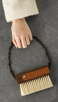 Brosse de nettoyage pour café MHW-3BOMBER B-Line avec étui en cuir, manche en noyer et poils de cheval naturels