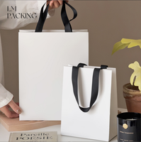 Sacs cadeaux portables de luxe blancs en kraft à motif floral avec poignée en corde de coton, personnalisables numériquement avec logo publicitaire pour emballage de bijoux, en stock