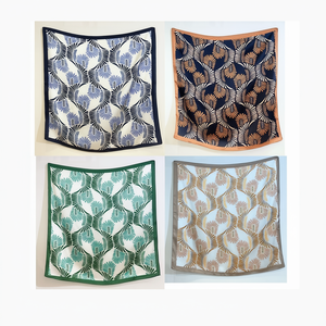 Foulard quadrato fluido 70x70cm stampato, accessorio moda da donna - Product Image 1