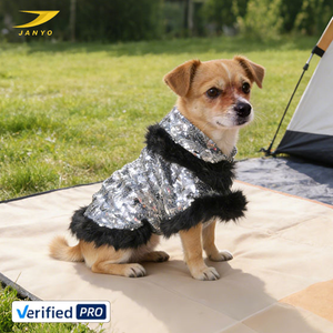 Manteau de luxe en gros pour chien avec <span class=keywords><strong>sequins</strong></span> argentés et bordure en fausse fourrure noire douce, tenue de fête scintillante, veste tendance pour animaux de compagnie - Product Image 1